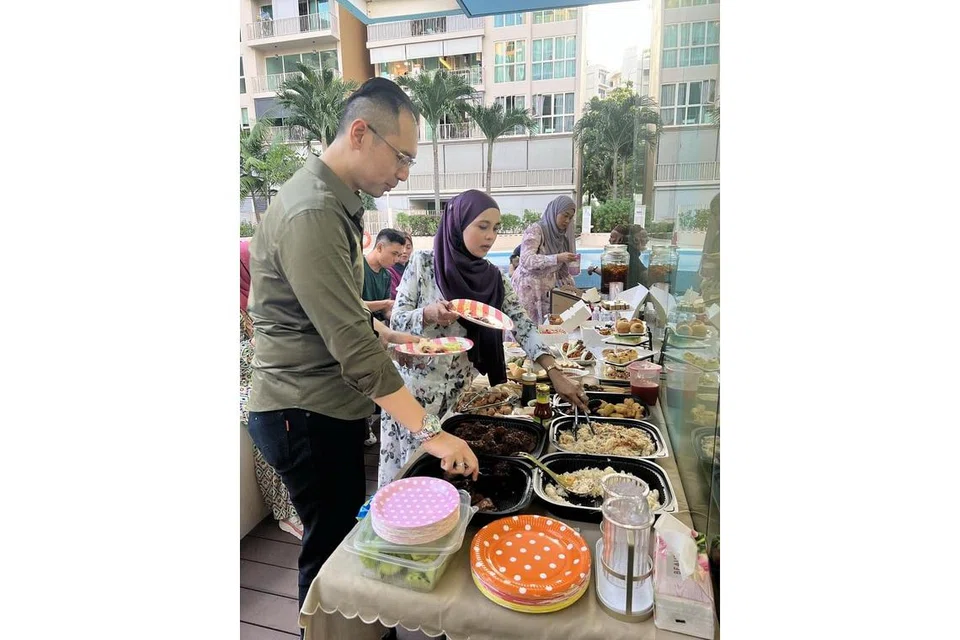 MERIAH: Selepas dua sambutan 'sepi', Einas 'Afyah ceria dapat meraikan hari istimewanya yang dihadiri saudara-mara (gambar atas) dan teman. - Foto ihsan AF'FIDAH ABDUL RAHIM