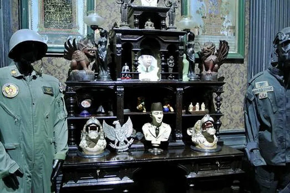 BARANGAN BERSEJARAH: Ahmad Dhani tertarik pada sejarah ketenteraan Indonesia dan turut menjadikan beberapa bahan ini sebagai koleksi berharga. 