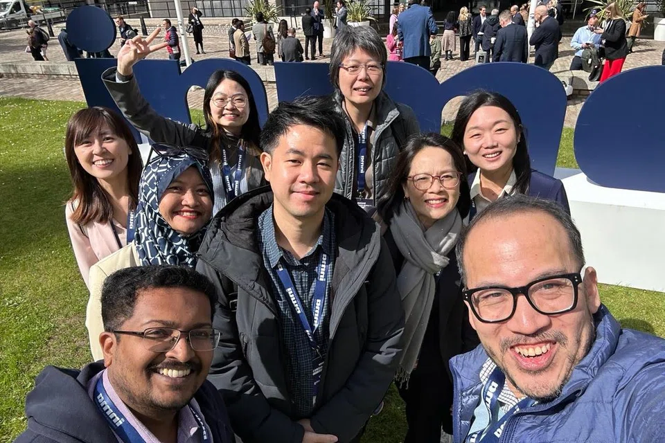 Penulis (bertudung) bersama rakan-rakan media dari SPH Media sewaktu menghadiri Kongres Berita INMA di London pada April.