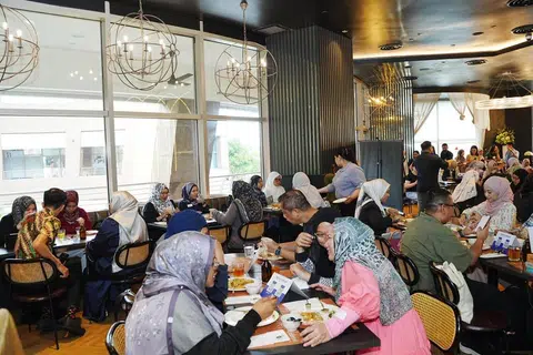 Guru Bahasa Melayu berhimpun dan menikmati hidangan bersama semasa majlis Penghargaan Guru Gen G anjuran Berita Harian (BH) yang diadakan di restoran The Malayan Council di Esplanade pada 14 November.