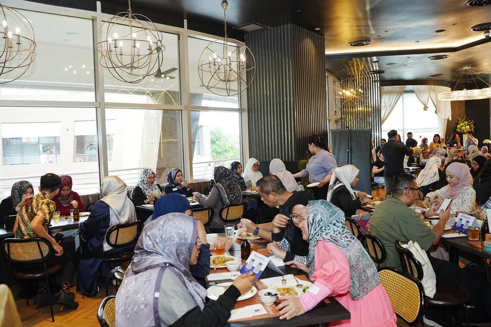 Guru Bahasa Melayu berhimpun dan menikmati hidangan bersama semasa majlis Penghargaan Guru Gen G anjuran Berita Harian (BH) yang diadakan di restoran The Malayan Council di Esplanade pada 14 November.