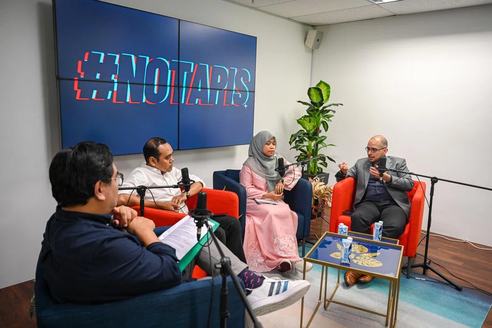 Ahli panel yang terdiri dari (dari kiri) moderator perbincangan, Editor Berita BH, Encik Nazri Hadi Saparin;  AP GRC Chua Chu Kang, Encik Zhulkarnain Abdul Rahim; Ketua Pusat Harmoni, Ustazah Liyana Rosli Asmara dan Anggota Parlimen Dilantik (NMP), Dr Syed Harun Taha Alhabsyi, membincangkan tentang perlunya tingkatkan kesedaran tentang konflik Israel-Palestine menerusi perbincangan dan dialog antara agama. 