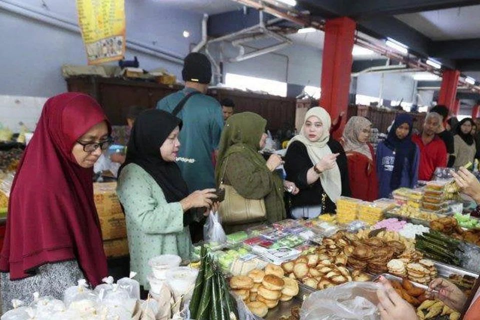 Setiap premis di Pasar Siti Khadijah di Kelantan menjual lebih 100 jenis kuih pelbagai perisa, bentuk, warna dan tekstur, bagi menarik pelanggan semasa Ramadan. 
