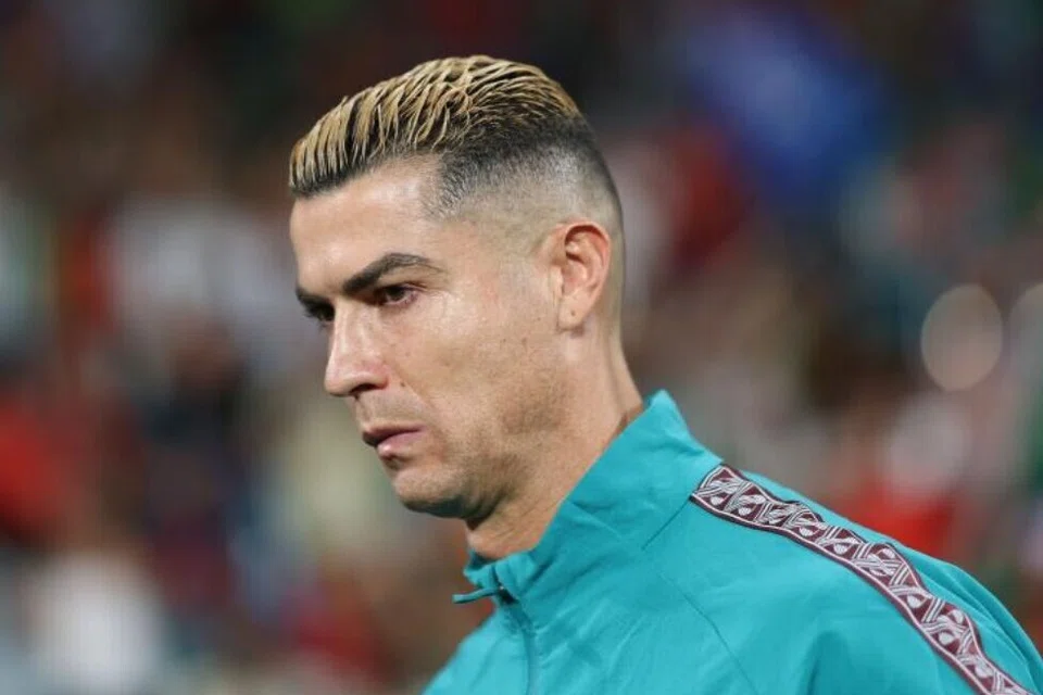 Penyerang Portugal, Cristiano Ronaldo, memerhatikan keadaan sebelum perlawanan bola sepak Liga Negara-Negara Kesatuan Persatuan Bola Sepak Eropah (Uefa) antara Portugal dengan Wales di Stadium Jose Alvalade, Lisbon, pada 24 September 2026. Ronaldo dikenakan hukuman penggantungan selama 30 hari dan denda sebanyak 255 euro ($370) susulan keputusannya meninggalkan skuad kebangsaan, menurut Persekutuan Bola Sepak Portugal (FPF).