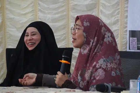 SAMA-SAMA KONGSI PANDUAN: (Dari kiri) Panelis,  Ustazah Asni Abu Mansor dan Ustazah Dr Norhafizah Musa, berkongsi panduan bagi kaum Muslimah menghadapi cabaran dan menggalas pelbagai peranan dalam kehidupan moden.