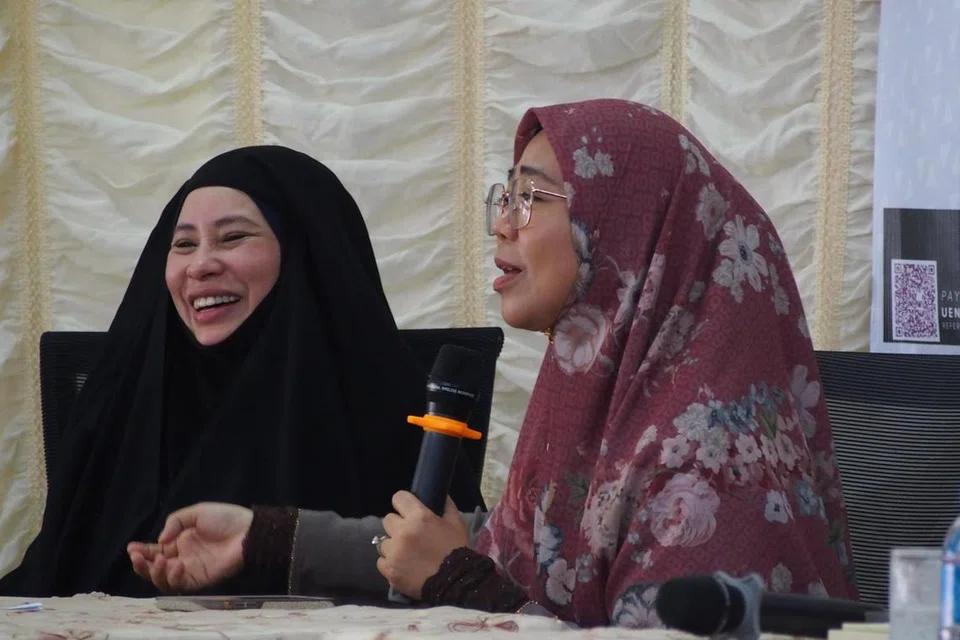 SAMA-SAMA KONGSI PANDUAN: (Dari kiri) Panelis,  Ustazah Asni Abu Mansor dan Ustazah Dr Norhafizah Musa, berkongsi panduan bagi kaum Muslimah menghadapi cabaran dan menggalas pelbagai peranan dalam kehidupan moden.