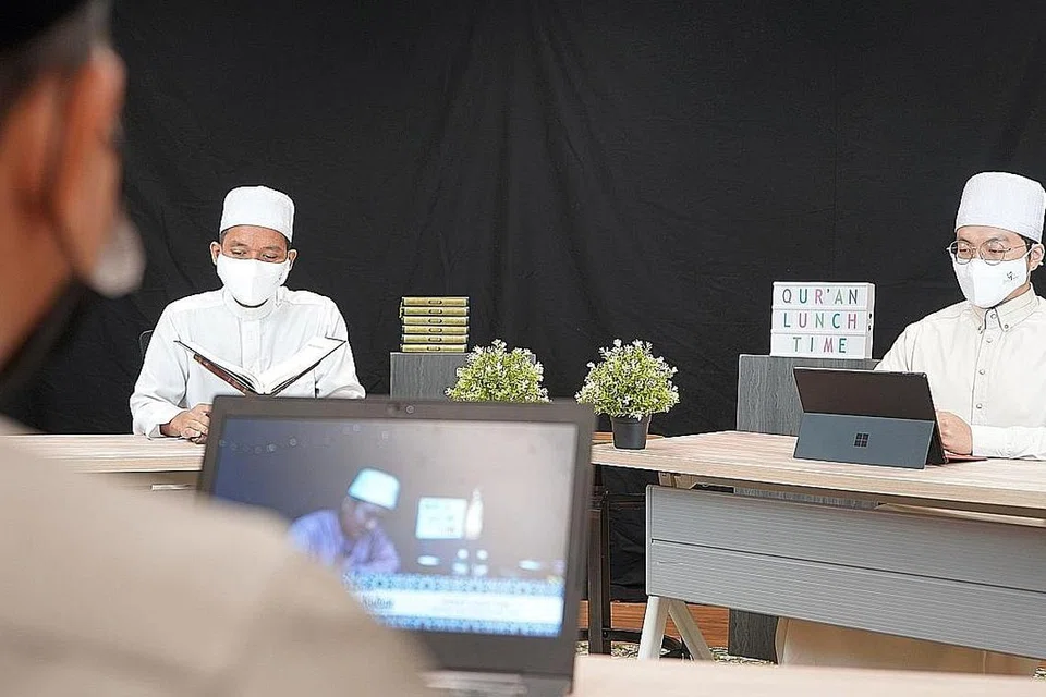 MENGHAYATI AL-QURAN: Antara wadah kelas Al-Quran yang dianjurkan untuk mempelajari Al-Quran secara 'online' seperti yang dijalankan oleh Ustaz Mohd Syafiq Jamil (kiri) Ustaz Muhammad Ilyas Md Asraff (kanan). - Foto MASJID DARUL GHUFRAN