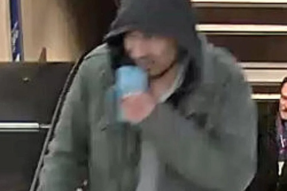 LELAKI YANG DISYAKI LAKUKAN SERANGAN: Lelaki yang memakai hoodie ini ditangkap kerana disyaki memandu lori yang merempuh orang ramai di luar sebuah gedung beli-belah di tengah-tengah Stockholm kelmarin. Keadaan di tempat kejadian yang mengorbankan empat jiwa ditutup bagi membolehkan pihak berkuasa menjalankan siasatan. - Foto-foto REUTERS