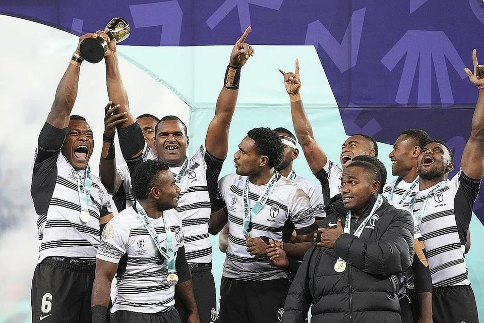 RAIKAN KEJUARAAN: Para pemain Fiji dengan piala kejohanan selepas menewaskan New Zealand. - Foto EPA-EFE