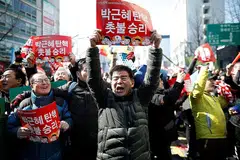 GEMBIRA: Sekumpulan warga Korea Selatan begitu gembira selepas mendengar keputusan mahkamah tertinggi negara itu yang mengekalkan undi tidak percaya terhadap Cik Park Geun-hye di Parlimen. - Foto: REUTERS, AFP