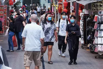 NIKMATI SUASANA MENJELANG TAHUN BARU: Tengok-tengok mana tau ada perhiasan yang berkenan. - Foto BM oleh KHALID BABA