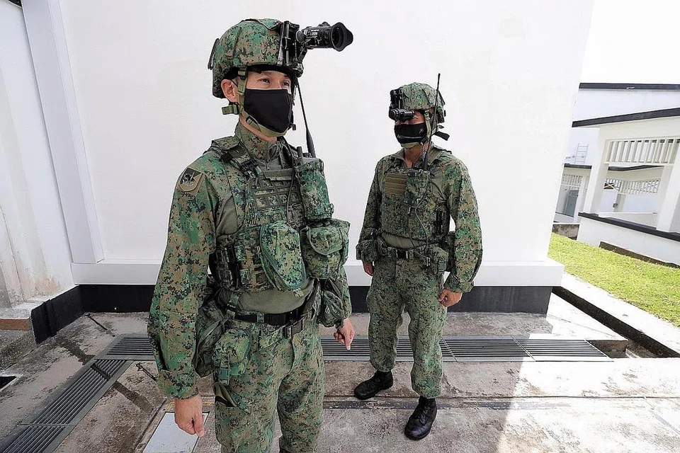 LEBIH SELESA DAN BERKESAN: 'Helmet' serta sistem pembawa peralatan baru yang lebih selesa akan dimanfaatkan anggota tentera darat dan dapat meningkatkan keberkesanan. - foto BH oleh GAVIN FOO