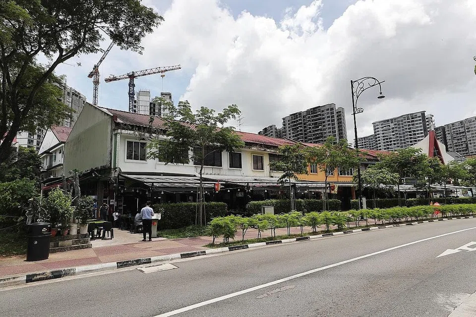 CABARAN ARUS PERUBAHAN: Beberapa peniaga di Jalan Kayu mengeluh, persaingan bertambah ketara sepanjang beberapa tahun lalu sedang Singapura berkembang pesat dan menyediakan pelbagai pilihan tempat makanan yang lain ditambah pula dengan pandemik Covid-19 yang kini turut menjejas perniagaan mereka. - Foto BH oleh KELVIN CHNG 