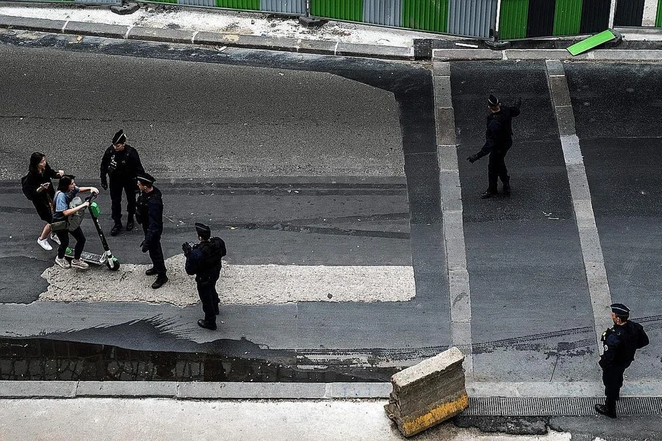 UNDANG-UNDANG DIKUATKUASA: Penunggang e-skuter di Paris dikawal ketat oleh pihak polis. - Foto AFP