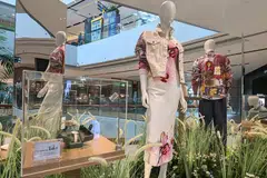 Diilhamkan dari Singapura sebagai bandar taman, pameran berwarna-warni di Jewel itu memaparkan pelbagai corak cetak dan fabrik.