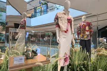 Diilhamkan dari Singapura sebagai bandar taman, pameran berwarna-warni di Jewel itu memaparkan pelbagai corak cetak dan fabrik.