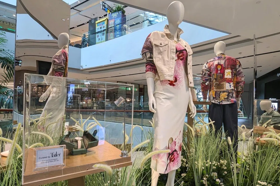 Diilhamkan dari Singapura sebagai bandar taman, pameran berwarna-warni di Jewel itu memaparkan pelbagai corak cetak dan fabrik.