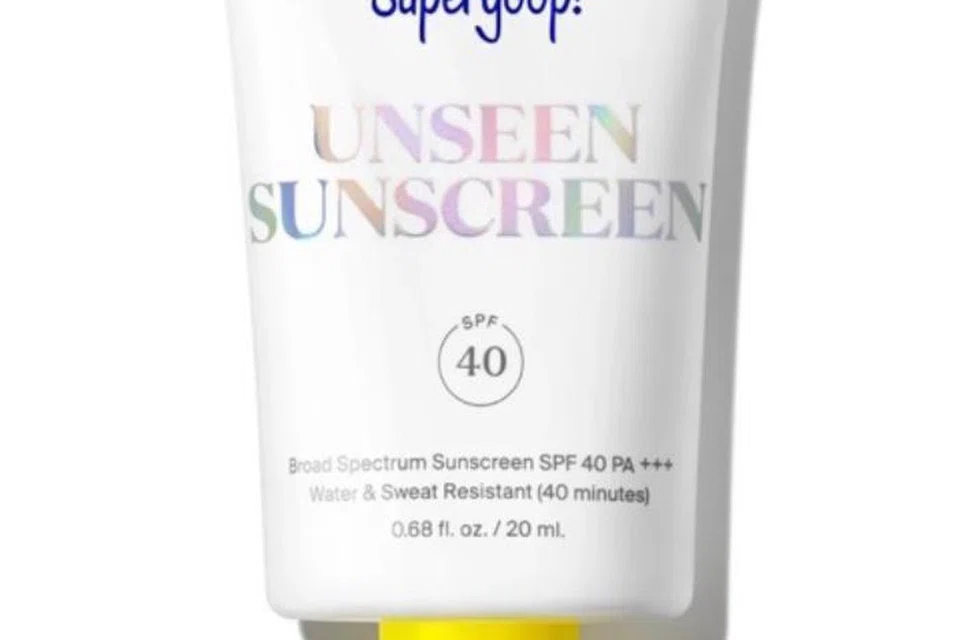 Supergoop! Unseen Sunscreen SPF 4, pelindung matahari yang ringan, tidak berbau, dan bebas minyak yang memberikan perlindungan SPF 40 yang luas.