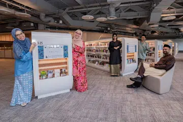 Pasukan pustakawan ​yang diwawancara akhbar ini pada 2023 termasuk (dari kiri) Cik Nur Fitri Muhammad Syafran, Cik Zubaidah Mohsen, Cik Ashiqin Ramadan ( kini wartawan Berita Harian), Encik Herman Rothman dan Encik Shahril Abdullah menganjurkan program seperti kelab membaca dan ceramah tentang warisan dan budaya Melayu, yang bertujuan menggalak orang awam untuk membaca dan belajar dalam bahasa Melayu.