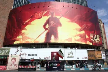 Sebuah papan iklan politik di Dataran Valiasr, Teheran, pada 1 Ogos. Kebimbangan kian meningkat pertempuran boleh meningkat semula, selepas Presiden Amerika Syarikat, Encik Donald Trump, mengugut untuk menyerang Iran dengan teruk.