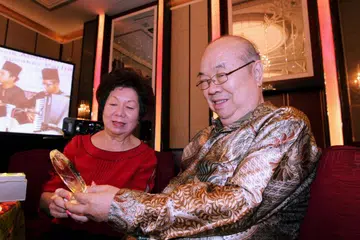PEMERGIAN SEORANG TOKOH: Mendiang Dr Liaw Yock Fang (kelihatan bersama isterinya) merupakan pakar sastera Melayu klasik dan Undang-Undang Melaka serta ahli linguistik. - Foto BERITA HARIAN