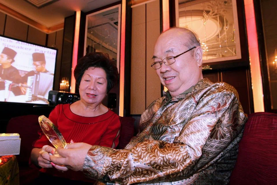 PEMERGIAN SEORANG TOKOH: Mendiang Dr Liaw Yock Fang (kelihatan bersama isterinya) merupakan pakar sastera Melayu klasik dan Undang-Undang Melaka serta ahli linguistik. - Foto BERITA HARIAN