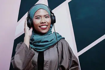 ALU-ALU LANGKAH: Pencipta kandungan audio bebas, Cik Azurah Jan Che Onn Azahar, 28 tahun, merupakan sebahagian Persatuan Profesional Visual, Audio, Kandungan Kreatif (Singapura) (VICPA) yang bakal dirasmikan nanti. Beliau mengalu-alu penubuhan kumpulan tersebut dan berharap lebih banyak perlindungan buat pekerja bebas sepertinya. - Foto ihsan AZURAH JAN CHE ONN AZAHAR