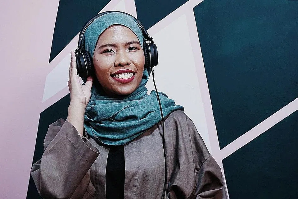 ALU-ALU LANGKAH: Pencipta kandungan audio bebas, Cik Azurah Jan Che Onn Azahar, 28 tahun, merupakan sebahagian Persatuan Profesional Visual, Audio, Kandungan Kreatif (Singapura) (VICPA) yang bakal dirasmikan nanti. Beliau mengalu-alu penubuhan kumpulan tersebut dan berharap lebih banyak perlindungan buat pekerja bebas sepertinya. - Foto ihsan AZURAH JAN CHE ONN AZAHAR