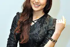 ELIZABETH TAN: Pikat hati ramai dengan keramahan serta bakatnya menyanyi dengan baik serta lakonan selambanya. - Foto fail 