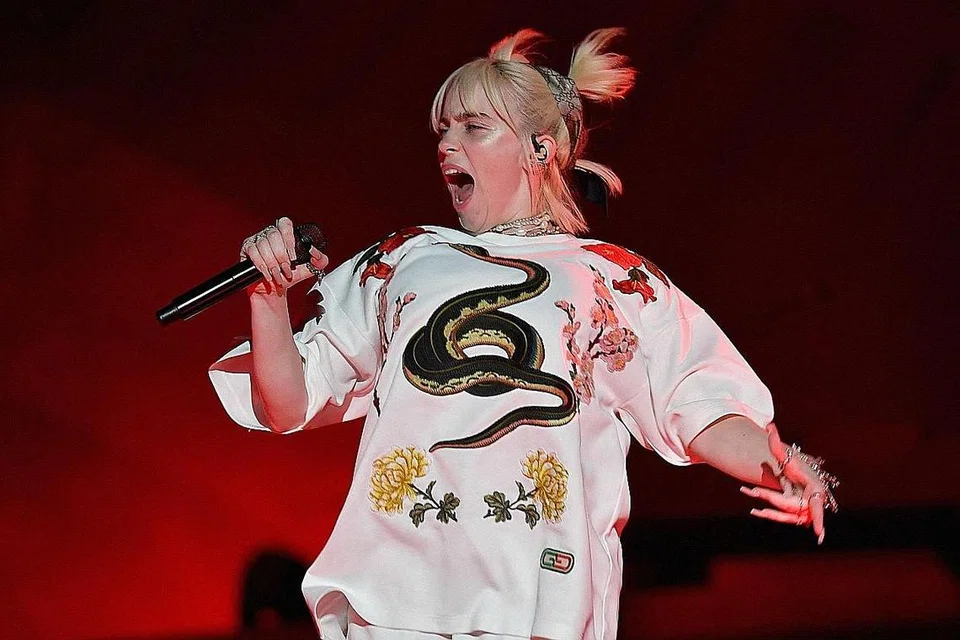 PUNYA DAYA TARIKAN: Penyanyi Amerika, Billie Eilish akan membuat persembahan di Stadium Negara, antara lokasi konsert terbesar di Singapura menjadikan beliau artis termuda jadi tarikan utama di stadium kebanggaan Singapura. - Foto-foto DARKROOM/ INTERSCOPE dan AFP