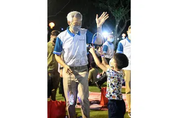 BERMAIN TANGLUNG: Perdana Menteri, Encik Lee Hsien Loong, yang juga Anggota Parlimen (AP) GRC Ang Mo Kio, berinteraksi dengan seorang penduduk muda di acara Malam Tanglung Teck Ghee 2022 Sabtu lalu. - Foto-foto BH oleh CHONG JUN LIANG 