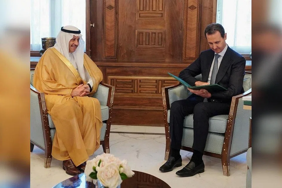 SAMBUNG HUBUNGAN: Gambar dari Pejabat Presiden Syria menunjukkan Presiden Syria, Bashar al-Assad (kanan) bergambar dengan Duta Arab Saudi ke Jordan, Encik Nayef Al-Sudairi di Damsyik Rabu lalu. - Foto EPA-EFE