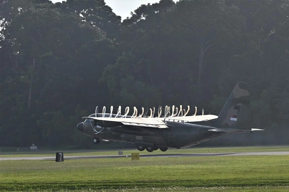 Pesawat C-130 RSAF meninggalkan Pangkalan Udara Paya Lebar untuk misi bantuan kemanusiaan dan bencana ke Filipina.