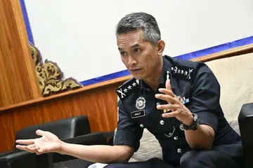 Pengarah Jabatan Siasatan Jenayah (JSJ) Bukit Aman, Datuk Seri Mohd Shuhaily Mohd Zain, mengingatkan semua pihak berhenti menyimbah minyak ke dalam api susulan isu kontroversi stoking bercetak kalimah Allah yang boleh menggugat ketentaraman negara.