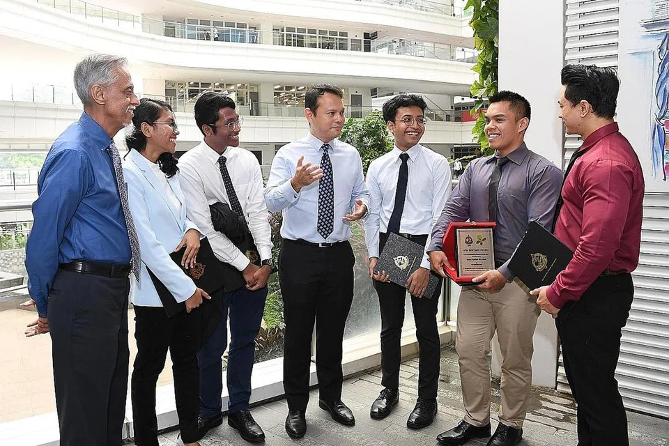 PENCAPAIAN DIIKTIRAF: Menteri Negara (Pembangunan Negara dan Tenaga Manusia), Encik Zaqy Mohamad (tengah), dan Presiden Persatuan Persuratan Pemuda Pemudi Melayu (4PM), Encik Izzuddin Taherally (kiri), berinteraksi bersama penerima Anugerah Pelajar Cemerlang, Encik Muhammad Azerael Azhar (dua dari kanan), dan calon lain anugerah itu - (bermula dua dari kiri) Cik Nur Afaf Rusydah Mohd Taha, Encik Izzat Mahad, Encik Mohammed Aizam Abdul Rahman dan Encik Norazri Abdullah. Mereka ditemui di akhir majlis penyampaian Anugerah Bestari 4PM di ITE Kolej Central Khamis lalu. - Foto BH oleh KHALID BABA