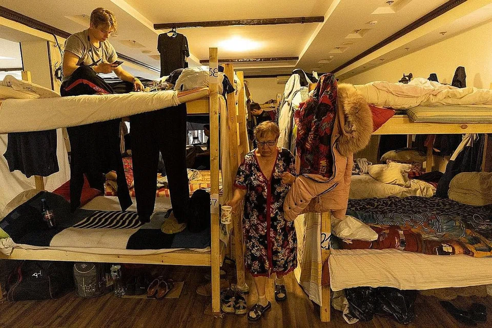 TEMPAT BERTEDUH: Penduduk di kawasan Donbas yang kehilangan tempat tinggal mencari perlindungan di sebuah kedai kopi yang dijadikan tempat berteduh.