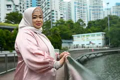 Pentadbir Pusat Persatuan Ostomy Singapura (OAS), Cik Azizah Azman, yang juga berjaya mengatasi barah usus besar telah menjalani dua pembedahan ‘stoma’, iaitu tebukan saluran pada usus, dan kini perlu menggunakan dua beg ‘ostomy’.