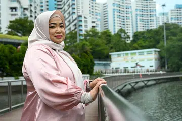 Pentadbir Pusat Persatuan Ostomy Singapura (OAS), Cik Azizah Azman, yang juga berjaya mengatasi barah usus besar telah menjalani dua pembedahan ‘stoma’, iaitu tebukan saluran pada usus, dan kini perlu menggunakan dua beg ‘ostomy’.