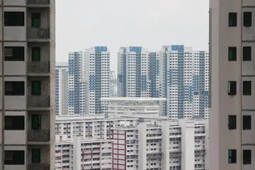 LEBIH BANYAK PILIHAN: Golongan bujang kini boleh memohon untuk membeli flat fleksi dua bilik merentasi semua jenis projek jualan Bina Ikut Tempahan (BTO), kata Perdana Menteri, Encik Lee Hsien Loong. Ini termasuk projek BTO di bawah rangka kerja perumahan baru – Standard, Plus dan Perdana.