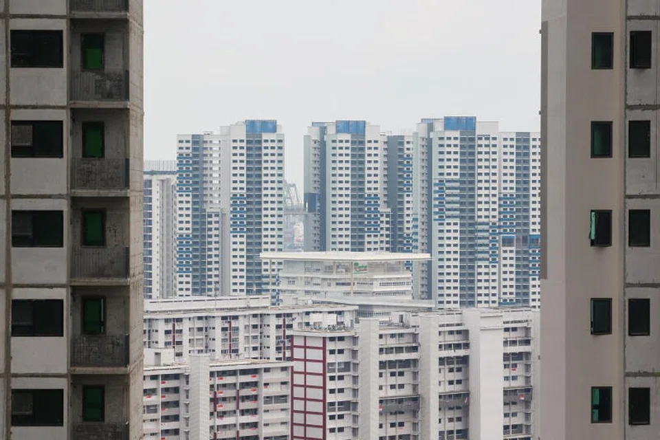 LEBIH BANYAK PILIHAN: Golongan bujang kini boleh memohon untuk membeli flat fleksi dua bilik merentasi semua jenis projek jualan Bina Ikut Tempahan (BTO), kata Perdana Menteri, Encik Lee Hsien Loong. Ini termasuk projek BTO di bawah rangka kerja perumahan baru – Standard, Plus dan Perdana.