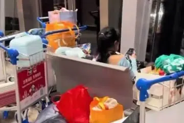 Tangkap layar video tular menunjukkan wanita yang didakwa menetap di dalam kawasan terminal Lapangan Terbang Antarabangsa Kuala Lumpur (KLIA)sSejak setahun lalu bersama barangan miliknya.