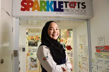 Cik Nur Hawa (atas) yang menerima Anugerah Guru Awal Kanak-Kanak Harapan, Sabtu lalu. - Foto BH oleh DESMOND WEE 