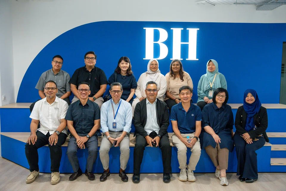 (Dari kiri, barisan hadapan) Timbalan Pengarah (M³ & Penglibatan Etnik) Encik Muhammad Yunus Haroon; Pengurus Besar Wisma Geylang Serai, Encik Mokhtar Jaffar; Editor Cetak Berita Harian (BH), Encik Puad Ibrahim; Editor BH/BM, Encik Nazry Mokhtar; Pengarah Eksekutif Persatuan Rakyat (PA), Encik Jimmy Toh Yong Leng; Pengarah Kumpulan (Perhubungan) Cik Ooi Hui Mei; Editor Audiens dan Pertumbuhan BH, Cik Norhaiza Hashim; (dari kiri, barisan belakang) Timbalan Editor Berita BH, Encik Norman Sawi; Editor Berita BH, Encik Nazri Hadi Saparin; Pengurus Kanan (Perhubungan Korporat), Cik Siti Aishah Sharif; Pengarah (Perhubungan Korporat), Cik Yang Mei Ling; Timbalan Pengarah (Perhubungan Korporat), Cik Sumathi d/o Palaniandy dan Ketua Penyunting BH, Cik Suhana Abdul Samat.