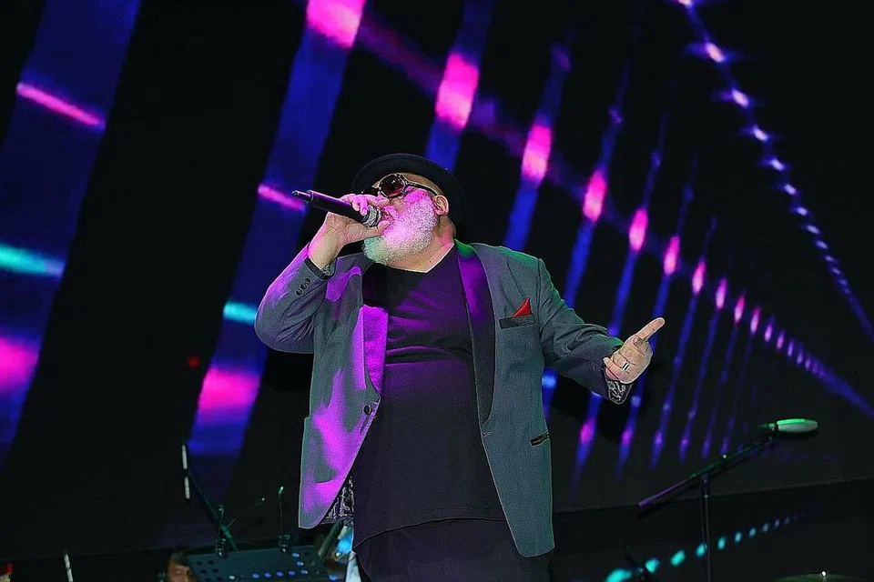 BAPA HIP-HOP SINGAPURA: Sheikh Haikel, yang mula dikenali ketika usianya 16 tahun apabila beliau memenangi uji bakat Asia Bagus 1991, menerima Anugerah Artistik Cemerlang bagi sumbangannya selama 30 tahun. - Foto COMPASS