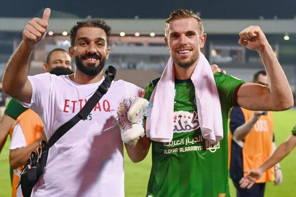 JADI TARIKAN PEMINAT: Bekas kapten Liverpool Jordan Henderson (kanan) bergambar bersama penyokong Al-Ettifaq, kelab barunya dalam Liga Pro Saudi.
