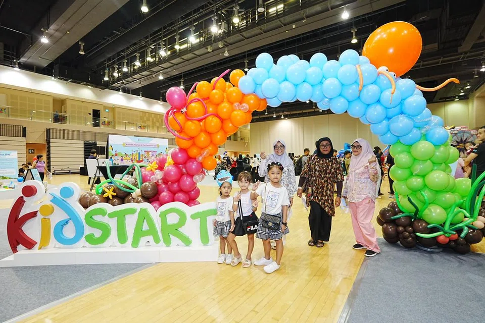 (Barisan belakang, dari kiri) Cik Anhkashah Khamis dan kakaknya, Cik Anhdauwiyah Khamis, menyertai acara KidSTART PlayDate yang diadakan di Our Tampines Hub pada 4 Ogos bersama ibu mereka, Cik Jamaliah Ahmad, dan anak-anak mereka (dari kiri), Nur Aryyanna Qaysara, Maija Jade Queara Aspelin, dan Nur Aaliesya Levienia.