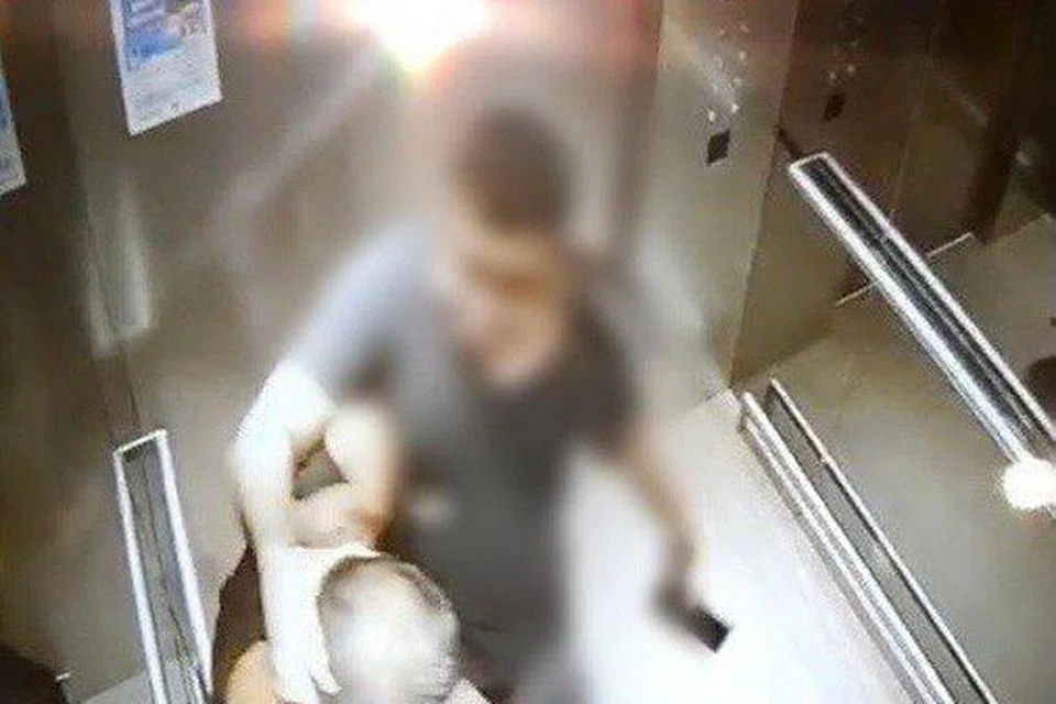 DISERANG: Pegawai keselamatan, Encik Afinde, diserang di bahagian kepala dan belakang di dalam lif sebuah kondominium di kawasan barat pulau ini. - FACEBOOK KESATUAN PEKERJA KESELAMATAN