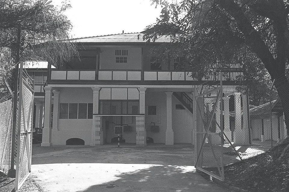 RUSUHAN DI LUAR MAHKAMAH: Antara peristiwa yang telah membawa kesan mendalam terhadap isu undang-undang syariah adalah sewaktu Encik Rohim menyaksikan rusuhan antara dua keluarga pada 1985 di luar bekas bangunan Mahkamah Syariah di Pearl's Hill kerana satu pihak tidak bersetuju dengan keputusan mahkamah terhadap kes jagaan seorang anak pasangan yang sudah bercerai. - Foto fail 