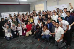 PROGRAM BANGUN KEPIMPINAN BELIA: Setiausaha Parlimen Kanan (Ehwal Dalam Negeri merangkap Kesihatan), Encik Amrin Amin (duduk, berbaju merah) bersama peserta hackathon di bawah program Inkubator Kepimpinan (LI) Kelab Mendaki baru-baru ini. - Foto BH oleh TIMOTHY DAVID