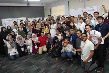 PROGRAM BANGUN KEPIMPINAN BELIA: Setiausaha Parlimen Kanan (Ehwal Dalam Negeri merangkap Kesihatan), Encik Amrin Amin (duduk, berbaju merah) bersama peserta hackathon di bawah program Inkubator Kepimpinan (LI) Kelab Mendaki baru-baru ini. - Foto BH oleh TIMOTHY DAVID